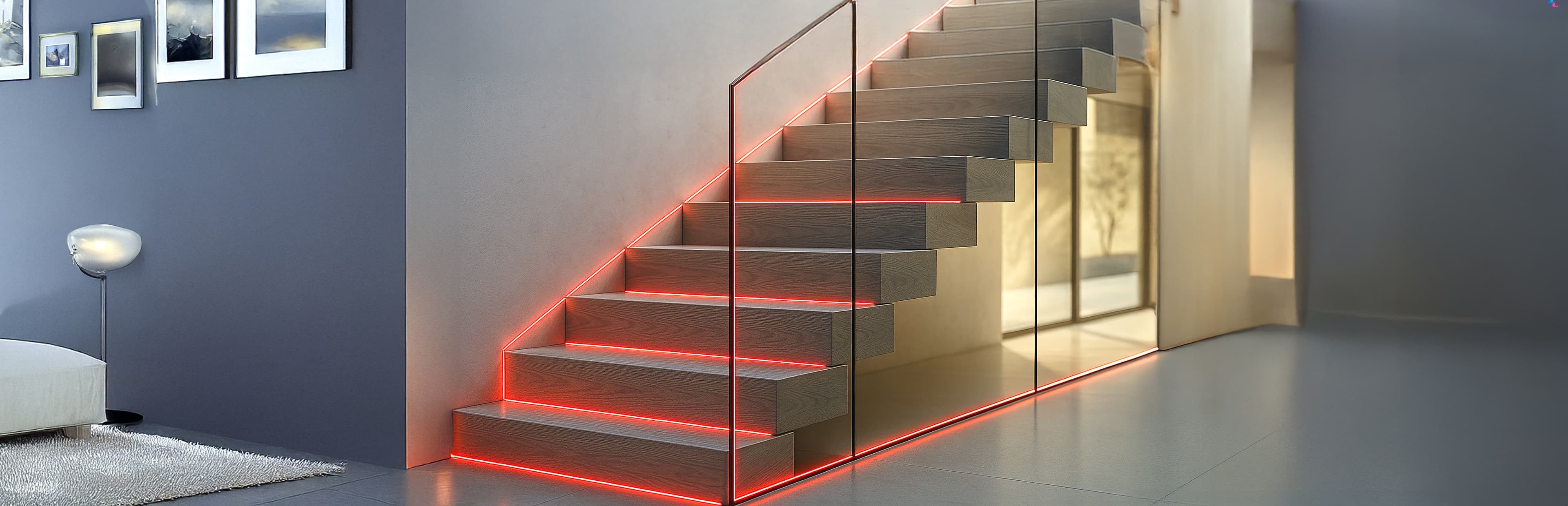 Moderne Holztreppe mit Glasgeländer und rotem LED-Lichtband unter jeder Stufe. Der Raum unter der Treppe ist mit verspiegelten Paneelen ausgestattet, und die Umgebung ist minimalistisch mit zeitgenössischem Dekor.