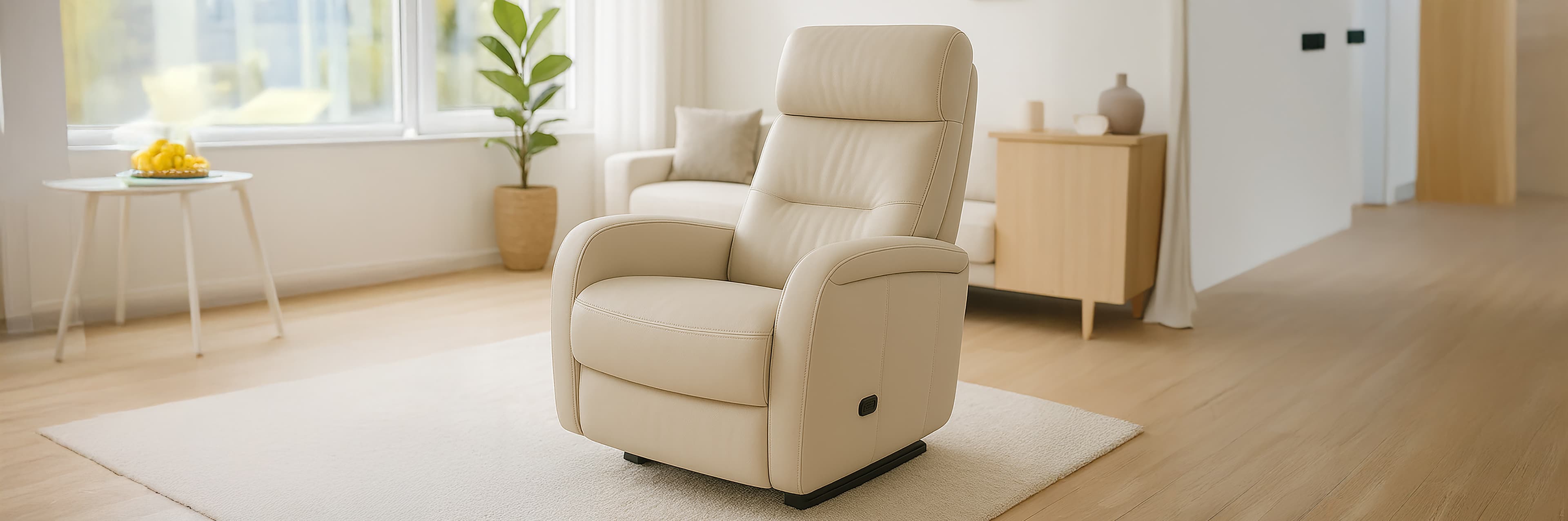 Een crèmekleurige relaxfauteuil staat op een licht vloerkleed in een lichte, minimalistische woonkamer met houten vloer, een tafeltje met citroenen, een potplant en een kast op de achtergrond.