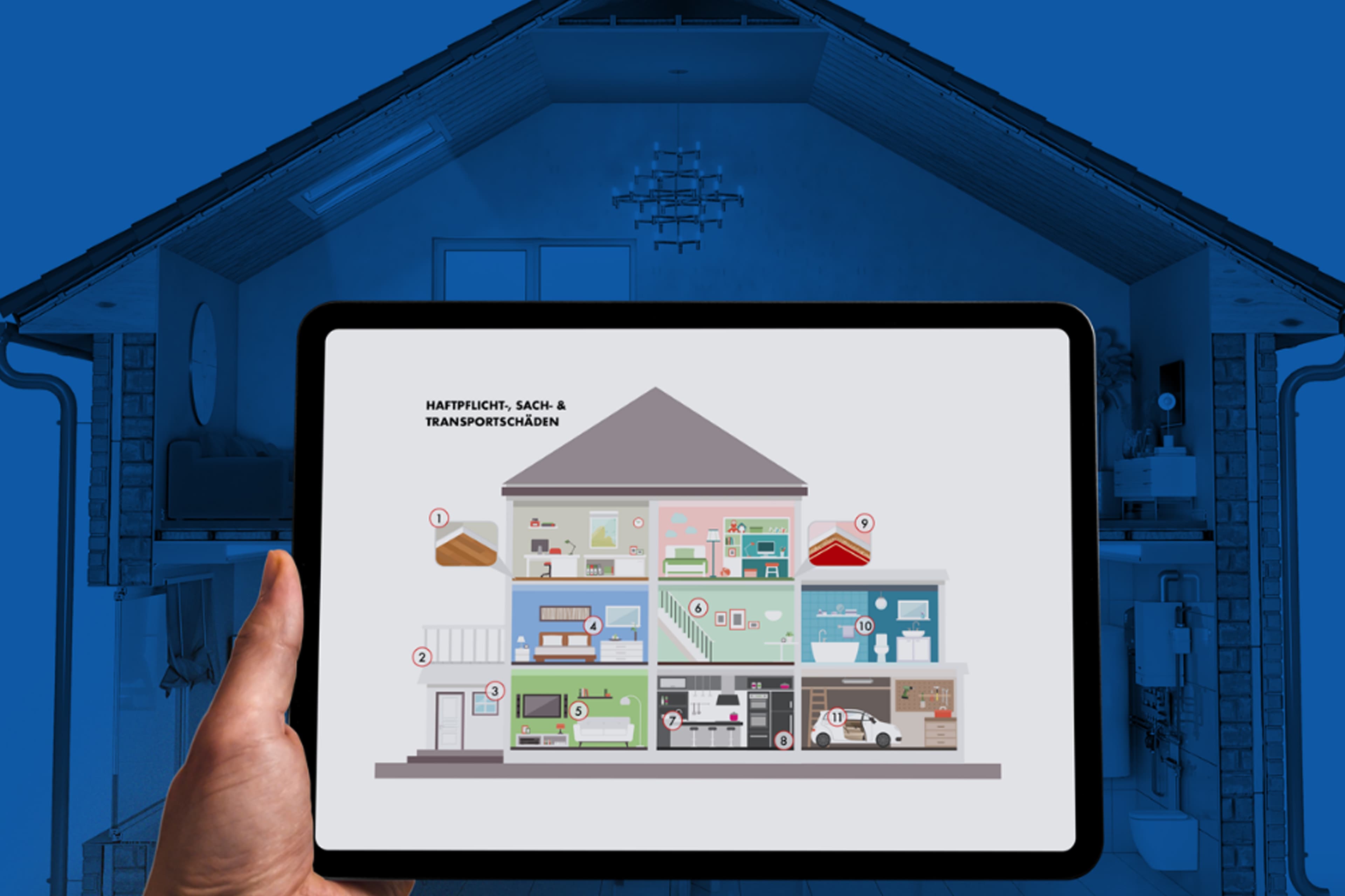 Une main tient une tablette affichant un diagramme en coupe d'une maison avec plusieurs pièces, chacune étiquetée avec des icônes, devant un arrière-plan pâle d'une vraie maison.