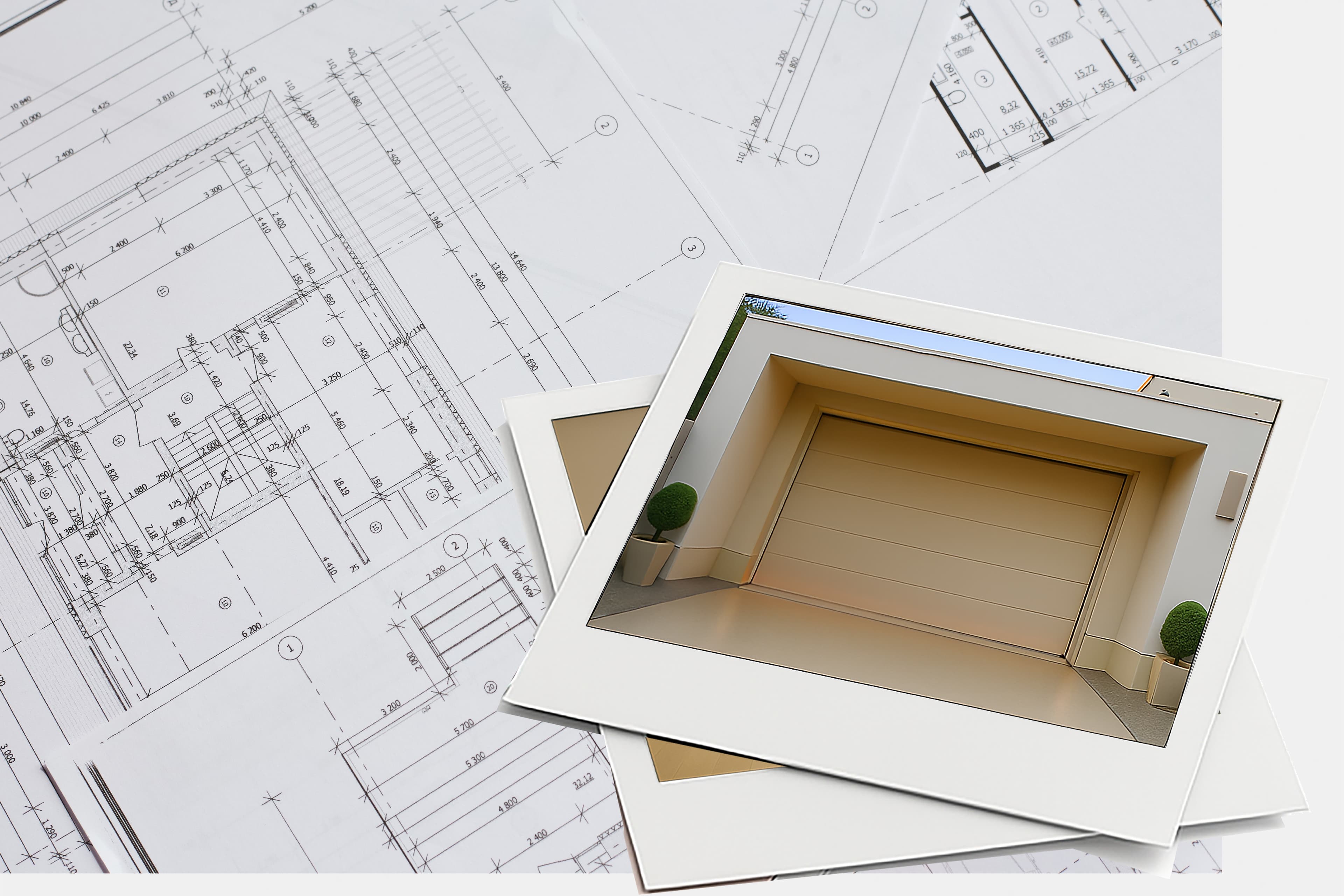 Plusieurs plans architecturaux sont présentés avec deux photos instantanées en haut ; la photo du haut montre une entrée de garage moderne avec des plantes en pot de chaque côté.