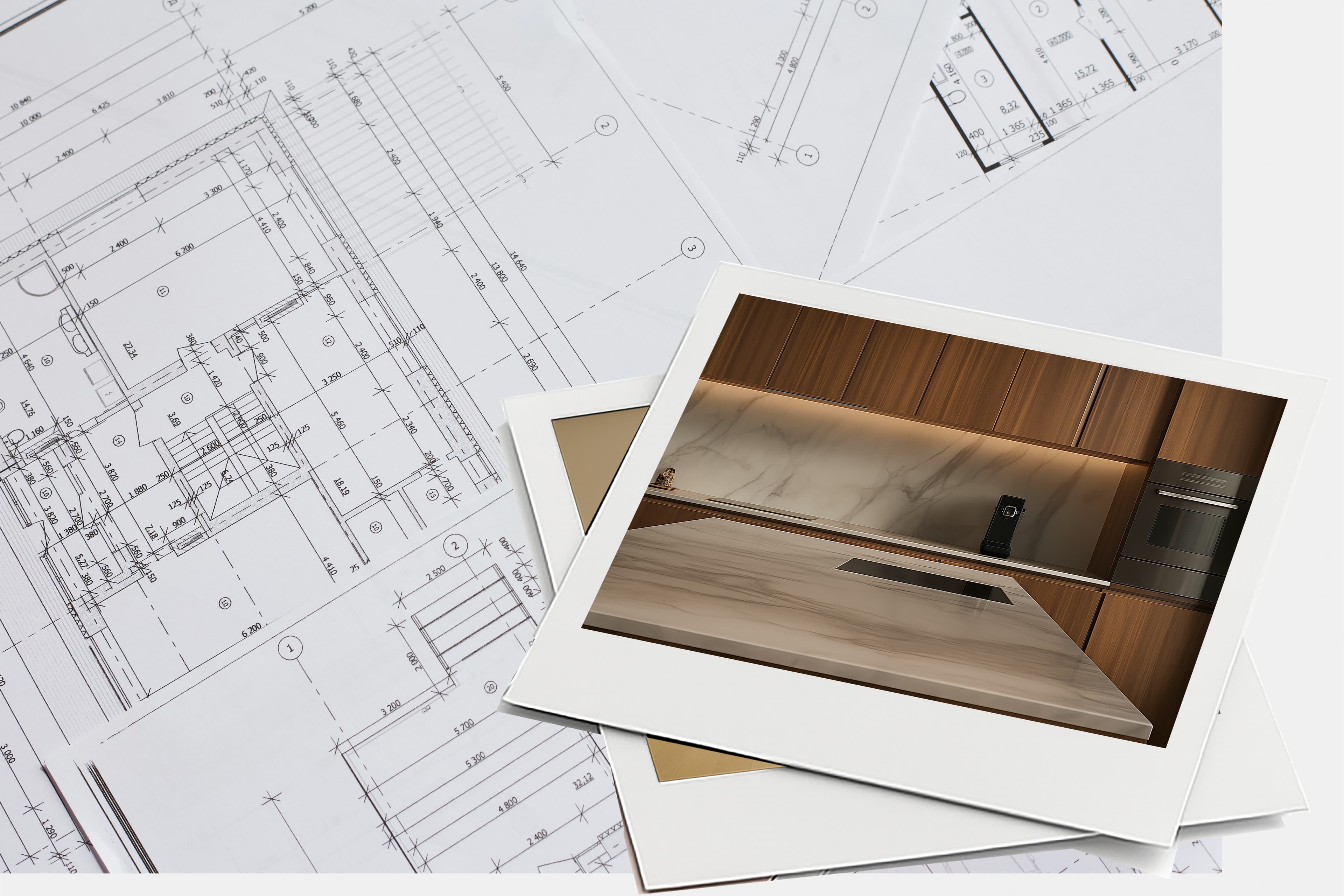 Fotografien einer modernen Küche mit Marmorarbeitsplatte und Holzschränken sind über Architekturplänen mit detaillierten Grundrissen und technischen Zeichnungen angeordnet.