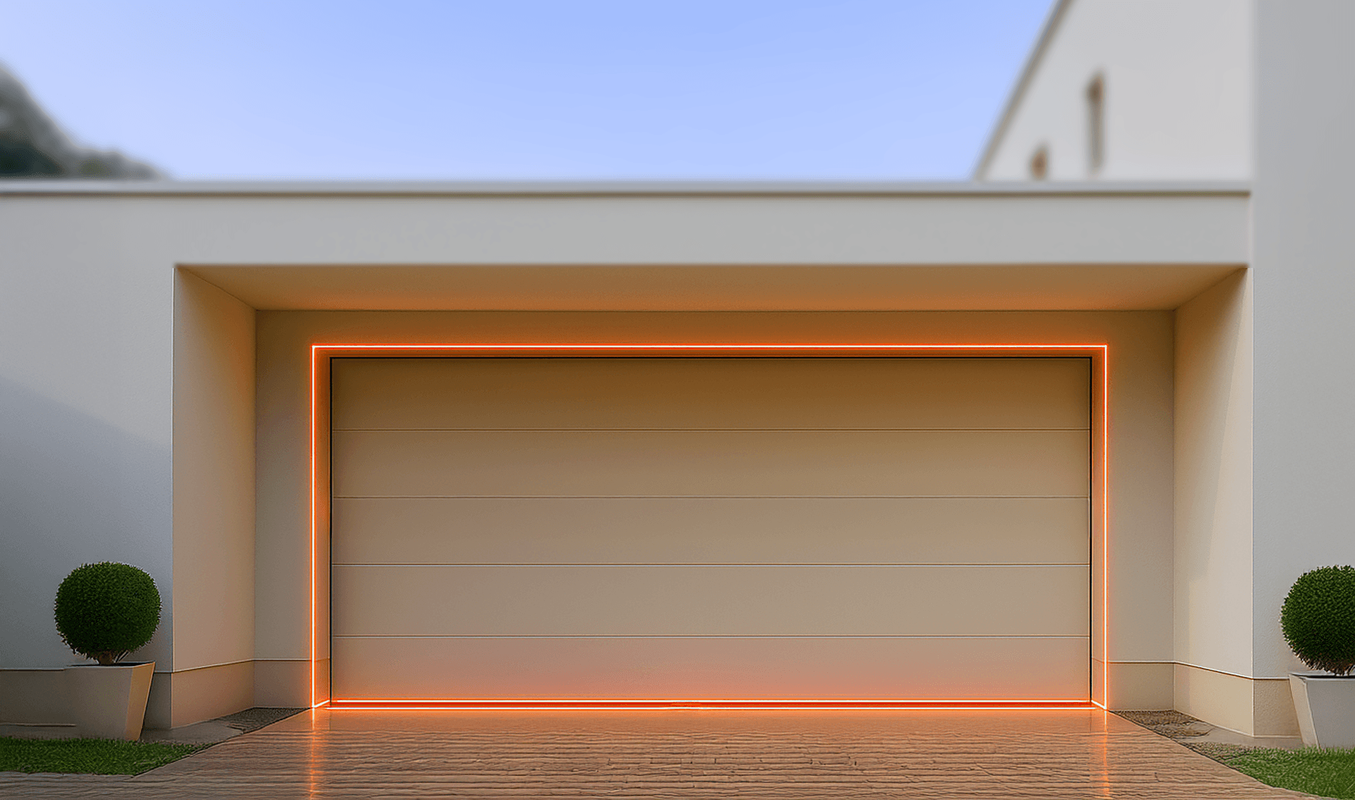 Een moderne garage met een grote gesloten deur omlijnd door oranje LED-lampjes, geflankeerd door twee netjes gesnoeide ronde struiken in vierkante plantenbakken; de architectuur is minimaal en strak met lichtgekleurde muren.