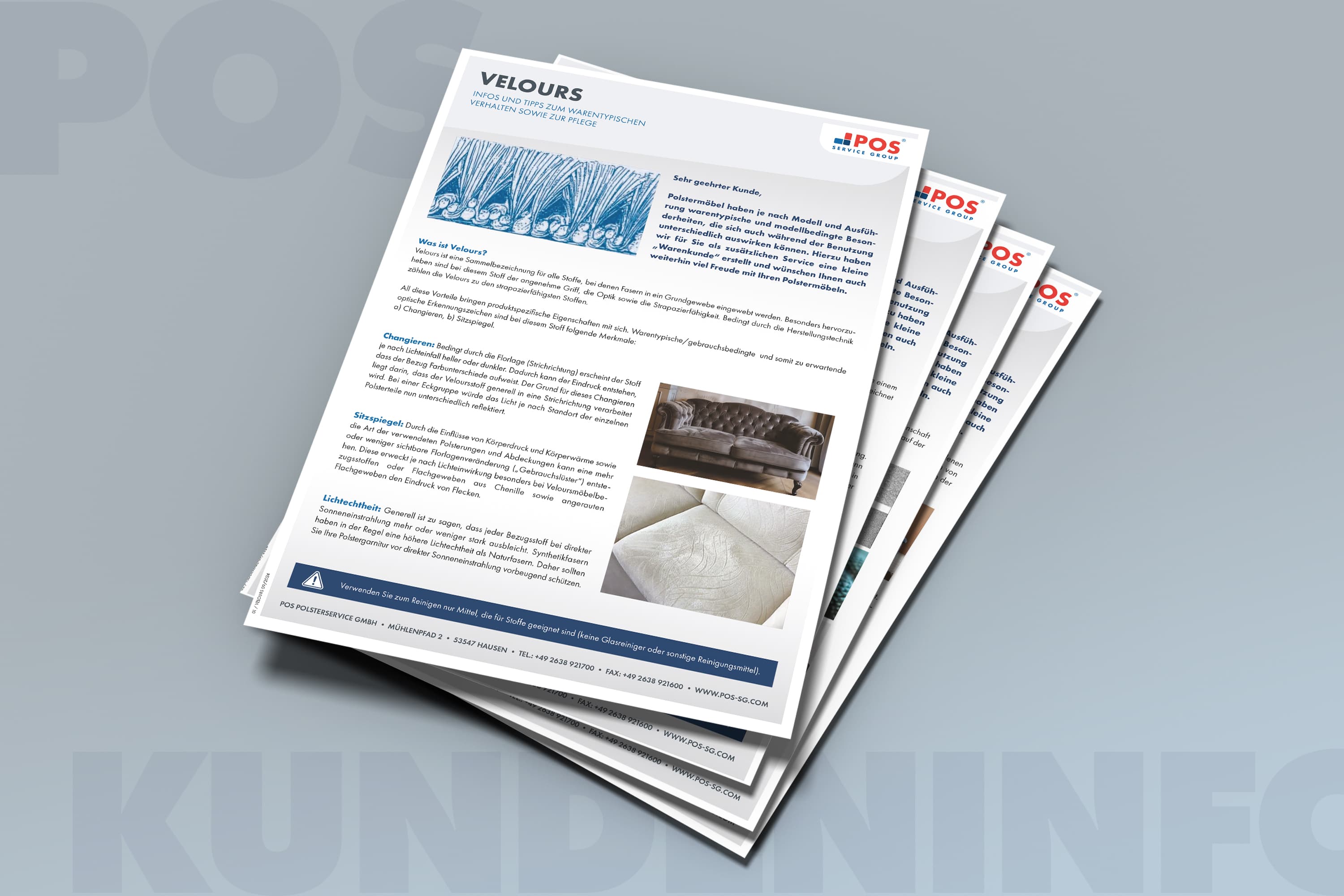 Une pile de dépliants d'information imprimés sur l'entretien des tissus en velours est posée sur une surface grise. Le dépliant supérieur présente des images de textures de tissus et d'un canapé, ainsi que du texte et la marque du point de vente.