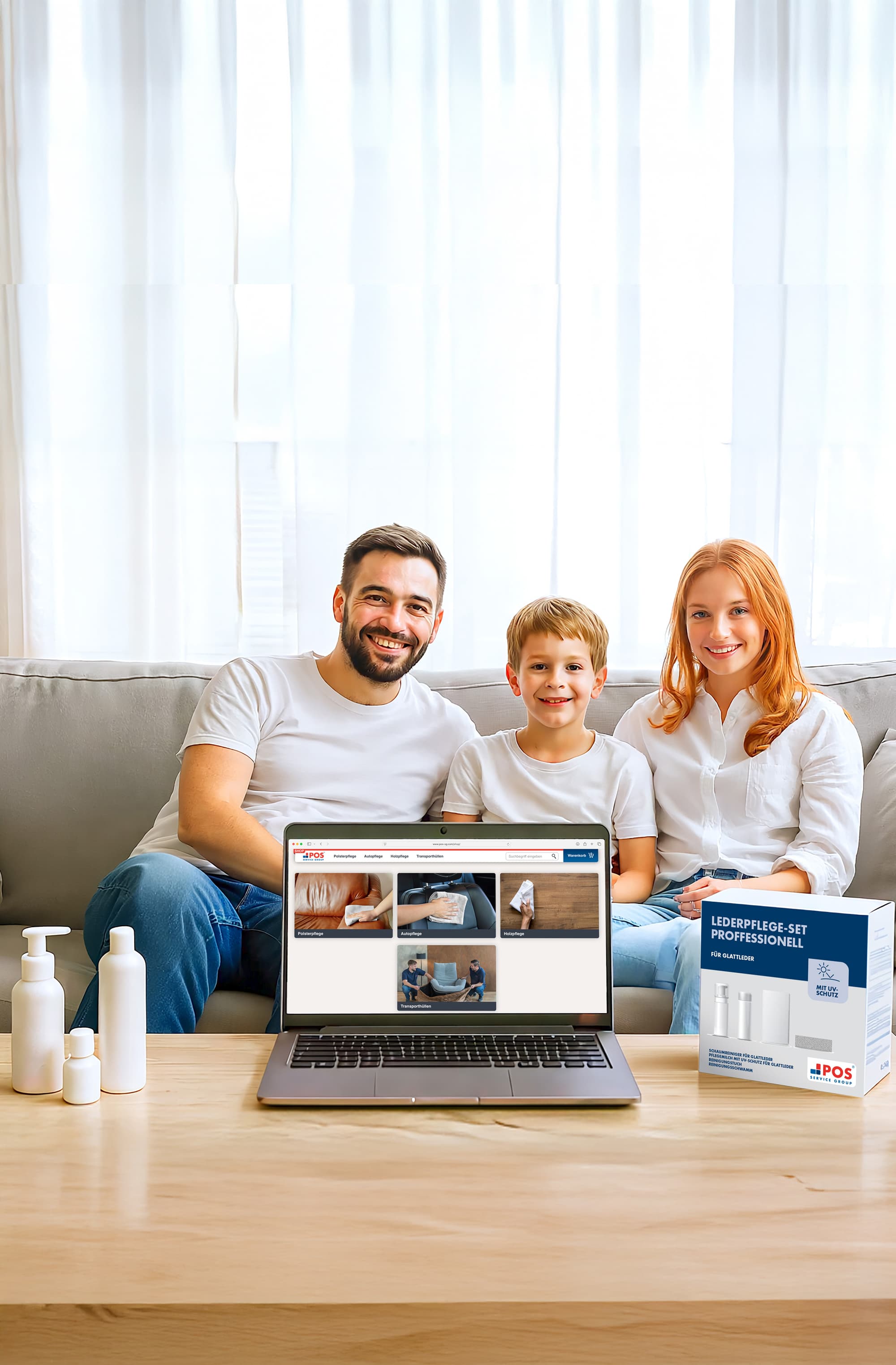 Eine lächelnde dreiköpfige Familie sitzt auf einer Couch hinter einem Couchtisch mit Lotionflaschen, einem Laptop mit Reinigungsmitteln und einer Putzmittelkiste. Ein durchsichtiger Vorhang lässt das natürliche Licht hinter ihnen herein.