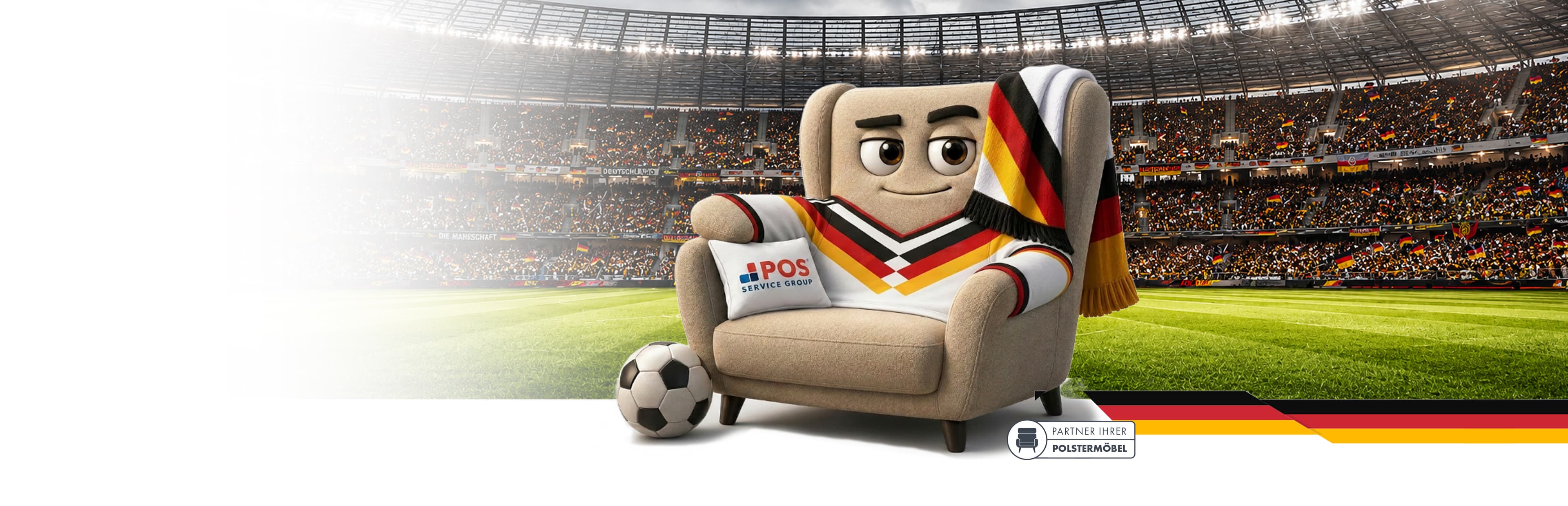 Ein Cartoon-Sessel mit einem lächelnden Gesicht, der einen Schal und ein Trikot mit der deutschen Flagge trägt, sitzt auf einem Fußballfeld in einem vollen Stadion. Ein Fußball liegt neben seinem Fuß, und ein Kissen mit iPOS liegt auf dem Sessel.