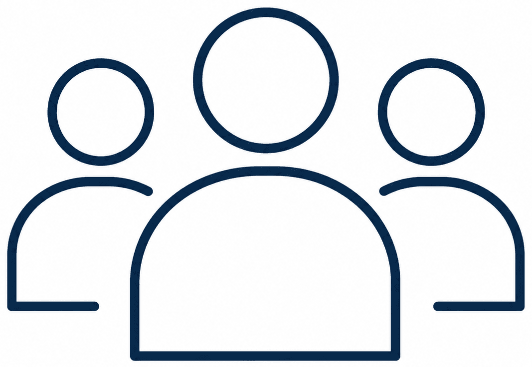 Eenvoudig pictogram met de contouren van drie personen, met één grotere figuur in het midden en twee kleinere figuren aan weerszijden, dat een groep of gemeenschap voorstelt.
