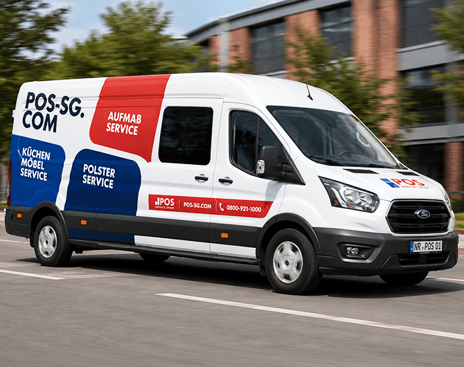 Ein weißer Transporter mit roter und blauer Beschriftung, auf dem der Firmenname POS-SG.COM zu sehen ist, wirbt für Dienstleistungen in den Bereichen Küche, Möbel und Polsterarbeiten, während er auf einer Straße an einem modernen Gebäude vorbeifährt.